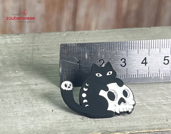 Pin Katze mit Totenkopf